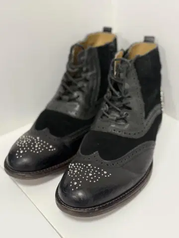 모건옴 스터드 장식 블랙 가죽 부츠 L27.5cm