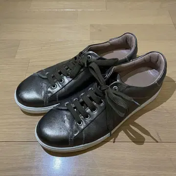 다크 브라운 레이스업 스니커즈