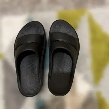 Oofos 블랙 스트랩 샌들