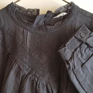 새상품 SM2 차콜/레이스 스탠드 블라우스