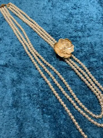 플라워 모티브 화이트 펄 목걸이