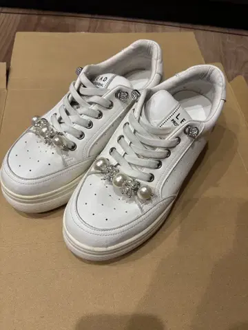 스니커즈 화이트 23.5cm