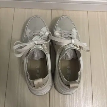 diana 화이트 리본 포함 스니커즈