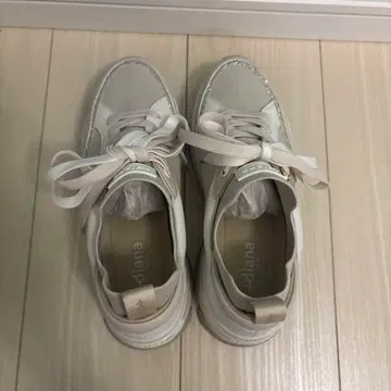 diana 화이트 리본 포함 스니커즈