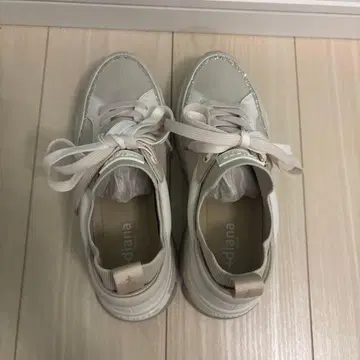 diana 화이트 리본 포함 스니커즈