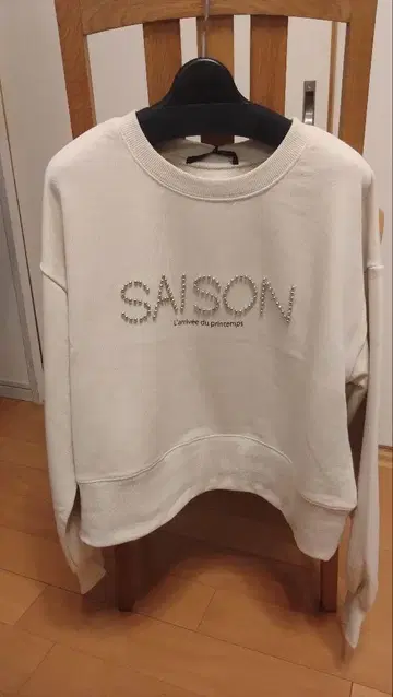 SAISON 스터드 로고 풀오버 아이보리 잠파