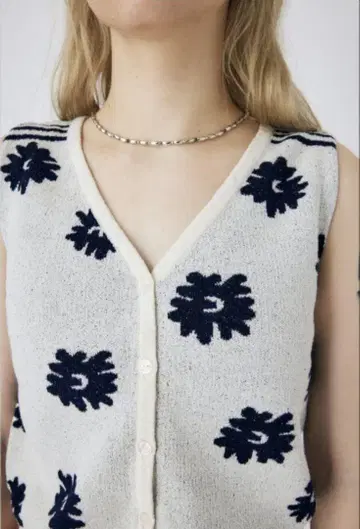 MOUSSY DAISY JACQUARD KNIT 베스트