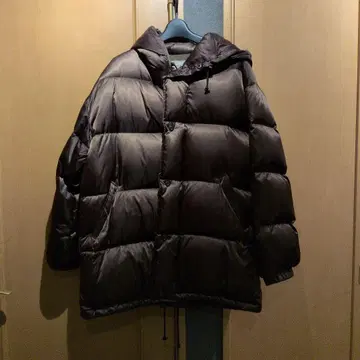 다크 브라운 다운 자켓 후드 부착