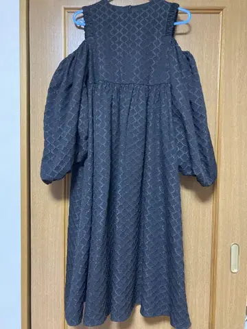 오픈 숄더 자카드 원피스 블랙