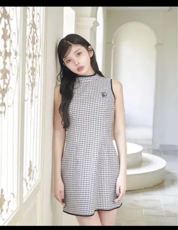 체크 무늬 슬리브리스 미니 원피스