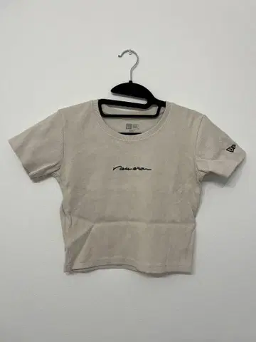 [ NEW ERA ] 베이지 크롭T셔츠 로고 자수