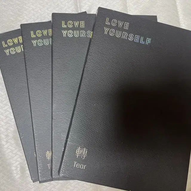 방탄소년단 Love Yourself 앨범 개봉 일괄