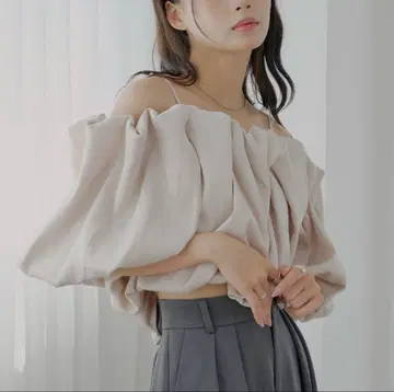 chico 개더 벌룬 오프숄더 블라우스 [ 새상품 미사용 ]
