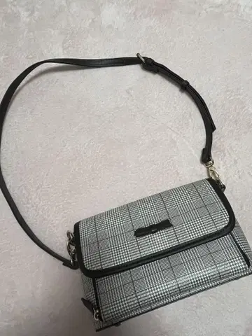 체크 무늬 숄더백
