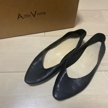 AdeVivre 블랙 가죽 플랫슈즈