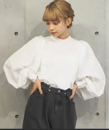 tiptop 오피스 캐주얼에도 백리본 볼륨 숄더 블라우스