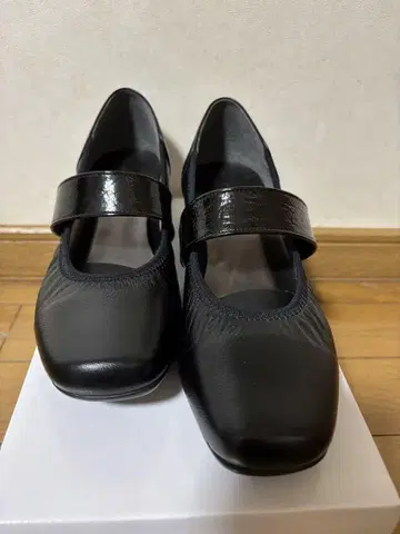 블랙 가죽 웨지 힐 펌프스