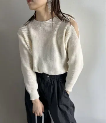 크루넥 비대칭 컷 아웃 니트 풀오버 kotoe