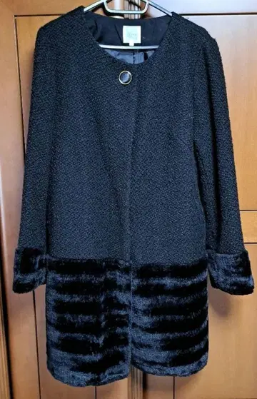 퍼 달린 블랙 롱 코트