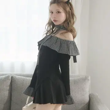 TITTY&CO. 깅엄 프릴 오프숄더 상의