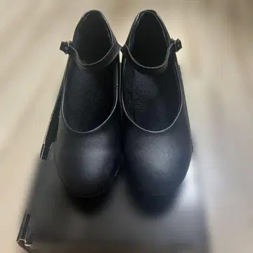 발표회나 세레모니용 22-22.5cm 블랙 스트랩 포함 펌프스
