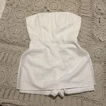 BCBG MAXAZRIA 화이트 숏팬츠 슬리브리스 올인원