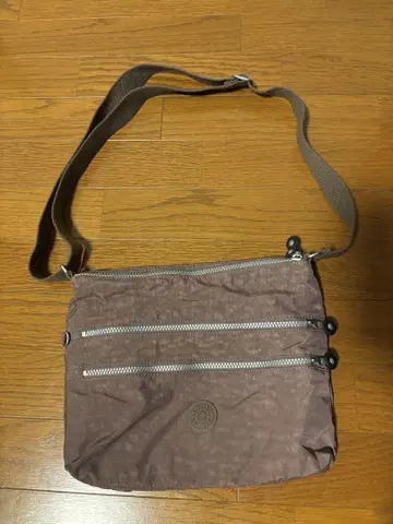 새상품급 KIPLING 숄더백 브라운