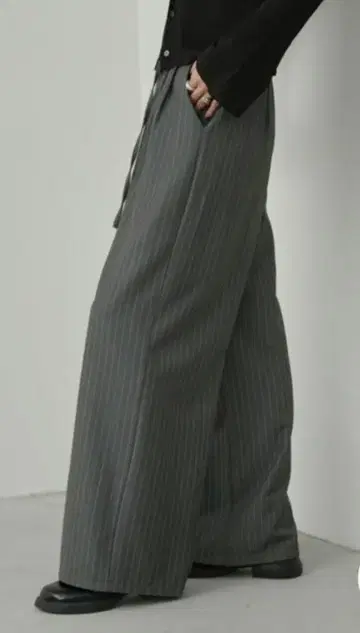 스트라이프 턱 와이드 슬랙스 팬츠