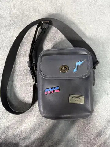 NYC 로고 포함 그레이 숄더백