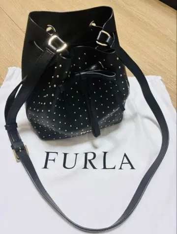 FURLA 스터드 장식 블랙 버킷백