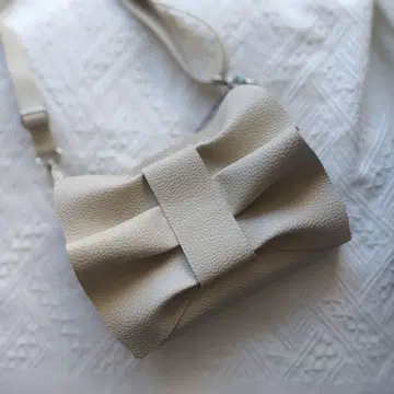 리본 디자인 숄더백 아이보리 사선 숄더 가케