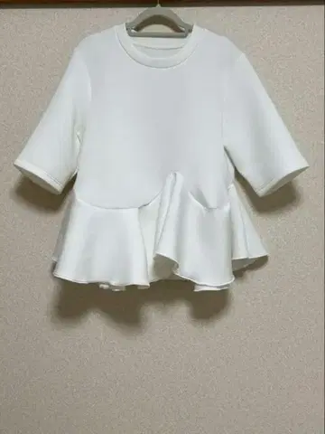 화이트 비대칭 페플럼 반팔 상의 벌스데이 바쉬
