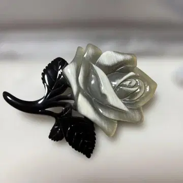 천연 소재 장미 브로치