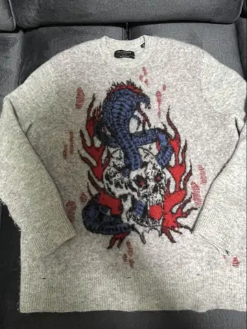 올세인츠 스컬과 뱀 자수 울 혼방 니트