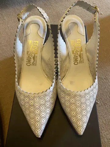 Ferragamo 화이트 펌프스
