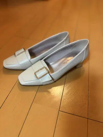 화이트 스퀘어토 신발