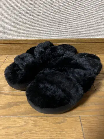 criss-cross 퍼 소재 슬리퍼