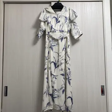 릴리 브라운 아이보리 파랑 꽃무늬 프릴 소매 원피스