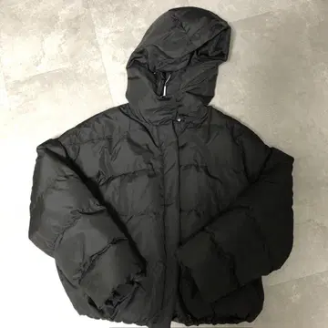후드 부착 블랙 다운 자켓