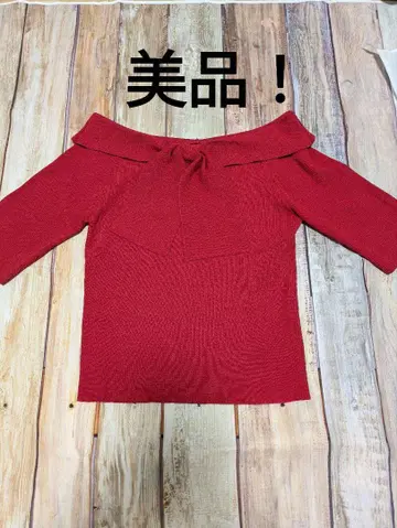 릴리안 캐럿 오프숄더 리본 포함 빨간색 상의