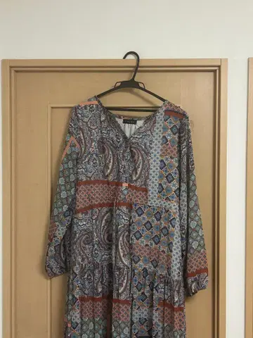 패턴 무늬 긴팔 V넥 원피스