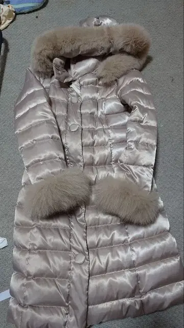 퍼 달린 베이지 다운 롱 코트