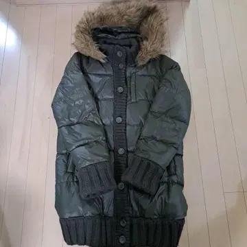 퍼 달린 다크 그린 다운 자켓