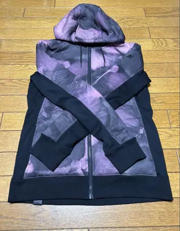 블랙과 보라색의 풀 집업 후드티