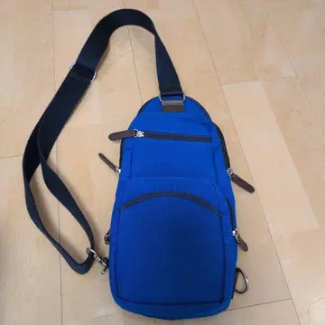 파란 나일론 슬링백