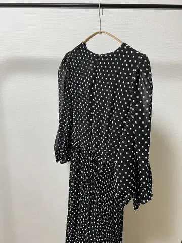 dot pleats one-piece