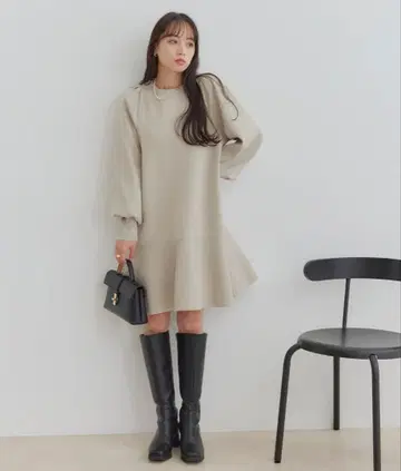 베이지 긴팔 무릎 기장 원피스 플레어 실루엣 VIS