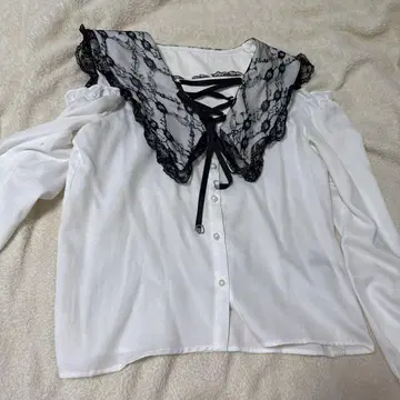 레이스 카라 부착 긴팔 블라우스 화이트 x 블랙