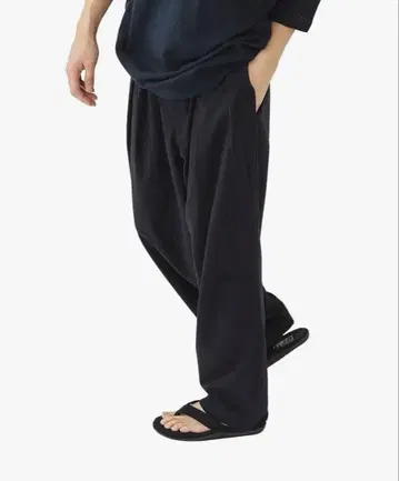 BEAMS 메쉬라이크 2 플리츠 슬랙스 네이비