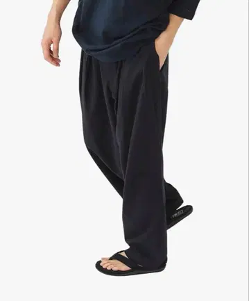 BEAMS 메쉬라이크 2 플리츠 슬랙스 네이비